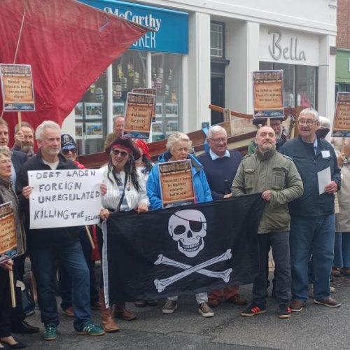 Isle of Wight ferry users stage protest in Cowes town centre